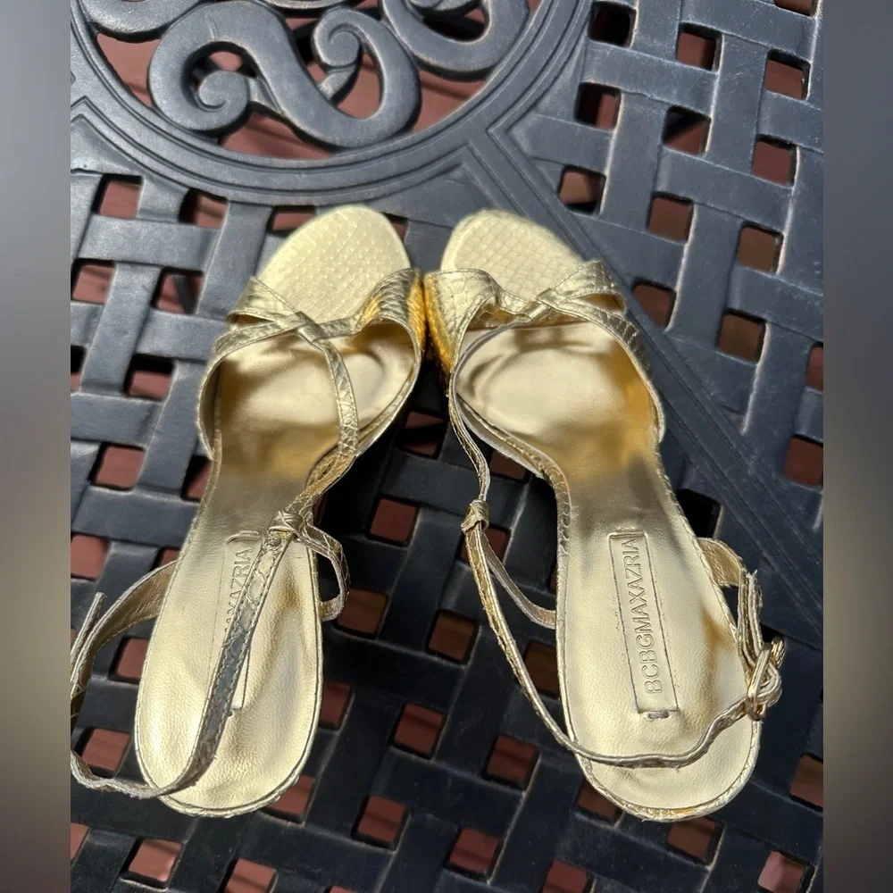 Bcbgmaxazria gold snake skin print Sandler. Size 8